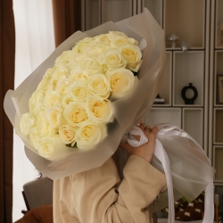 Букет 51 роза Аваланш в упаковке