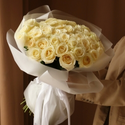 Букет 51 роза Аваланш в упаковке