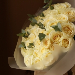 Букет из 51 роза Аваланш с зеленью в упаковке