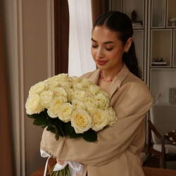 Букет 25 белых роз Аваланш под ленту 