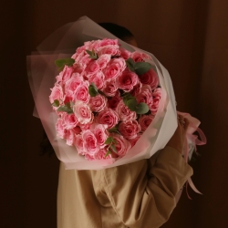 Букет из 51 роза Мандала с зеленью в упаковке