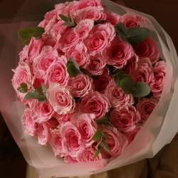 Букет из 51 роза Мандала с зеленью в упаковке