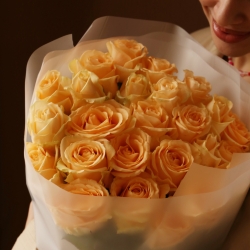 Букет 25 роз Аваланш Пич в упаковке 