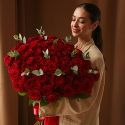 Букет 101 роза Ред Наоми с зеленью 