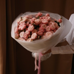 Букет из 15 кустовых роз в упаковке