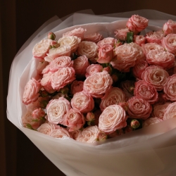 Букет из 15 кустовых роз в упаковке