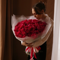 Букет из 49 роз Пинк Флойд Эквадор в упаковке