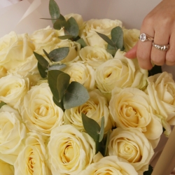 Букет из 25 роз Аваланш с зеленью в упаковке 