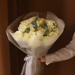 Букет из 25 роз Аваланш с зеленью в упаковке 