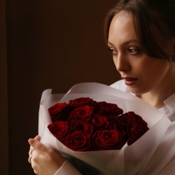 Букет из 15 роз Аваланш в упаковке