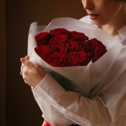 Букет из 15 роз Ред Наоми в упаковке