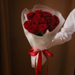 Букет из 15 роз Ред Наоми в упаковке