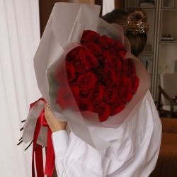 Букет из  31 роза Ред Наоми в упаковке
