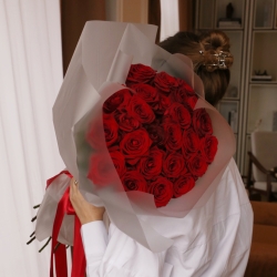 Букет из  31 роза Ред Наоми в упаковке