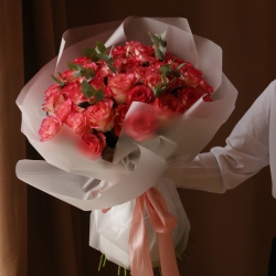 Букет 51 роза Джамиляс зеленью в упаковке