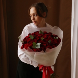 Букет 51 роза Рэд Наоми с зеленью в упаковке