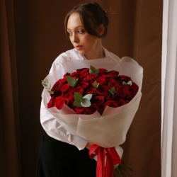 Букет 51 роза Рэд Наоми с зеленью в упаковке
