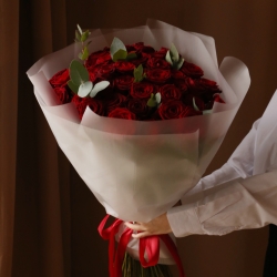 Букет 51 роза Рэд Наоми с зеленью в упаковке