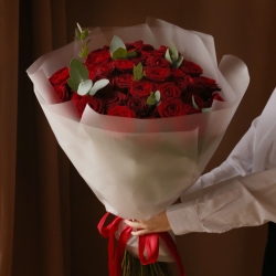 Букет 51 роза Рэд Наоми с зеленью в упаковке