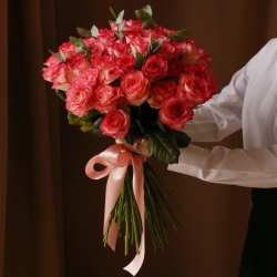 Букет из 51 розы Джумилия с зеленью 