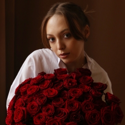 Букет 51 роза Рэд Наоми