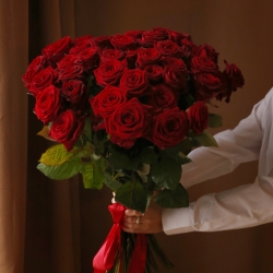 Букет 51 роза Рэд Наоми