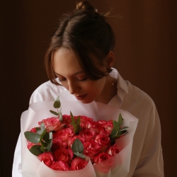 Букет из 25 роз Джамиля с зеленью в упаковке 