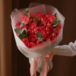 Букет из 25 роз Джамиля с зеленью в упаковке 