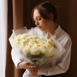 Букет из 25  роз Аваланш в упаковке