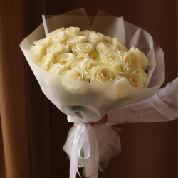 Букет из 25  роз Аваланш в упаковке