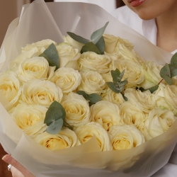 Букет из  31 роза Аваланш с зеленью в упаковке