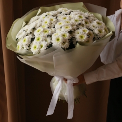 Букет с белыми хризантемами