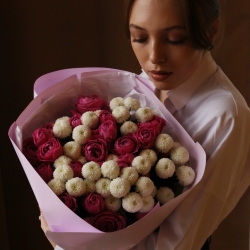 Букет из хризантем и кустовой розы в упаковке