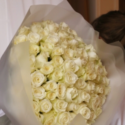 Букет 101 кенийская роза 40 см в упаковке 