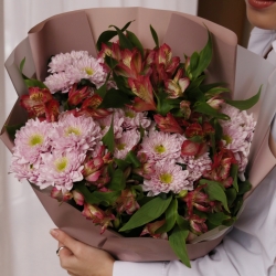 Букет из хризантем и альстромерий в упаковке