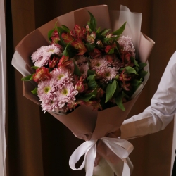 Букет из хризантем и альстромерий в упаковке