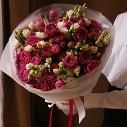 Букет из кустовой розы и  эустомы в дизайнерской упаковке