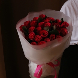 Букет из 25 кенийских роз в упаковке 
