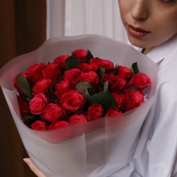 Букет из 25 кенийских роз в упаковке 