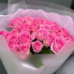 Букет из 25 кенийских роз в упаковке 