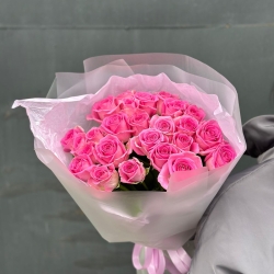 Букет из 25 кенийских роз в упаковке 