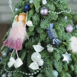 Ёлочка декоративная из живой ели нобилиса в оформлении