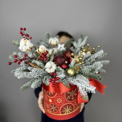 Композиция в шляпной коробке