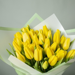 Букет из 29 желтых тюльпанов в дизайнерской упаковке