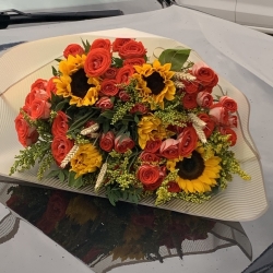 Букет из кустовой розы, подсолнухов, солидаго и пшеницы 