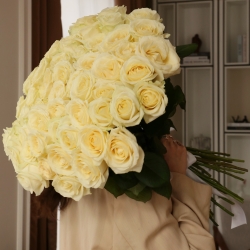 Букет 51 белая роза Аваланш под ленту