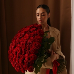 Букет 101 роза Рэд Наоми 