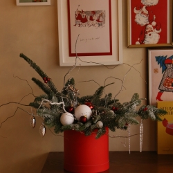 Новогодняя композиция в шляпной коробке