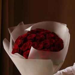 Букет из 25 роз Ред Наоми в упаковке 