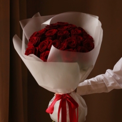 Букет из 25 роз Ред Наоми в упаковке 